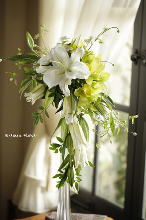 ユリとシンビジュームのキャスケードブーケ