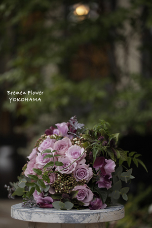 バラとスイートピーのクラッチブーケ