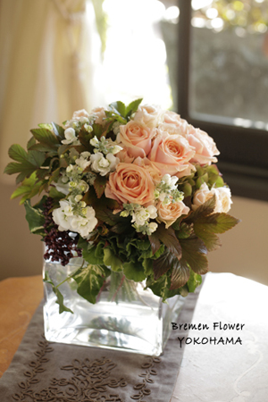 バラとストックのクラッチブーケ