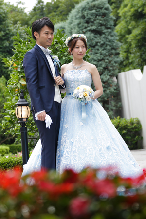 パステルブルーのドレスとブーケ