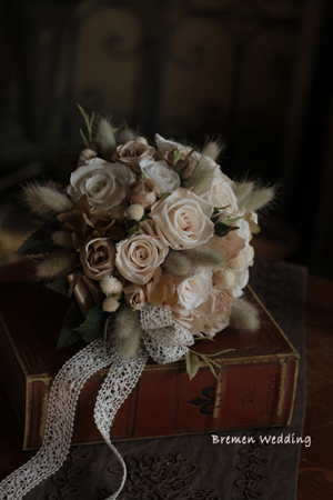 バラとラグラスの牧歌的なブーケ