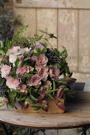 バラとトケイソウのクラッチブーケ