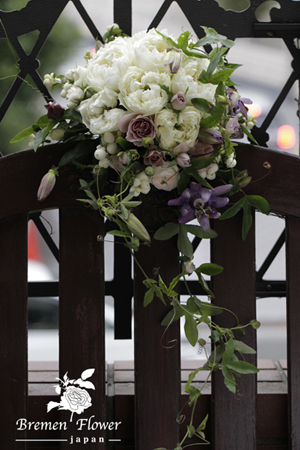 バラとトケイソウのナチュラルブーケ