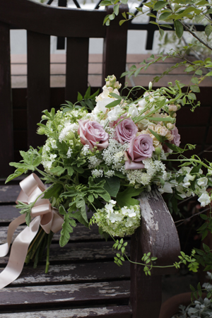 ストックとスイートピーのアームブーケ