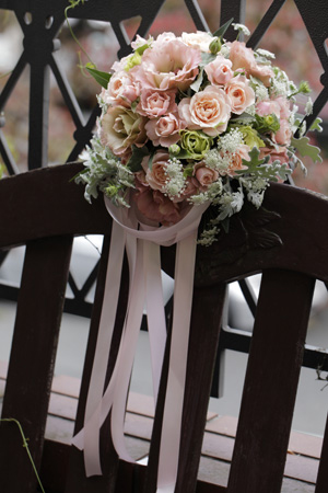 サーモンピンクのラウンドブーケ