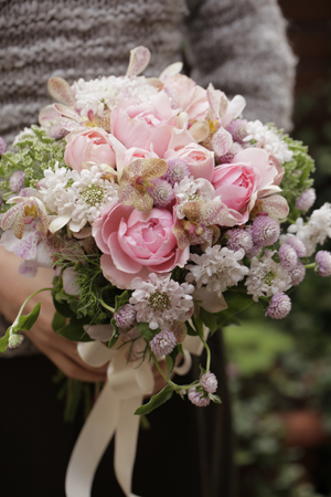 バラとスカビオサのロマンティックブーケ