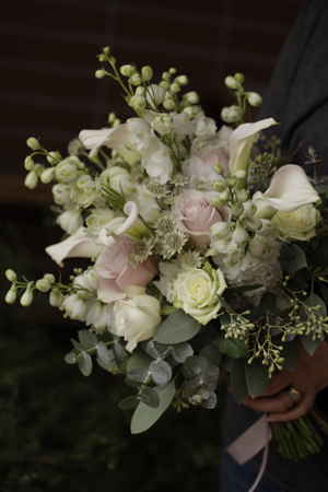 デルフィニュームのクラッチブーケ