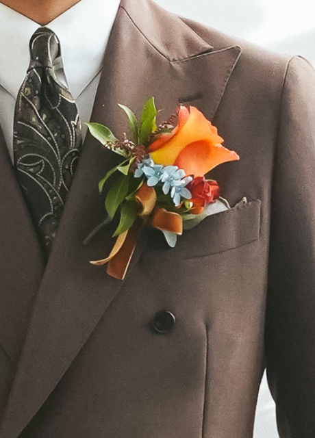 サムシングブルーのブートニア